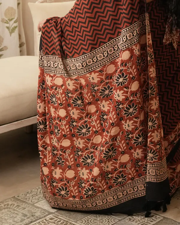 Red_Cotton_Zigzag_Print_Mulmul_Saree_For_Women